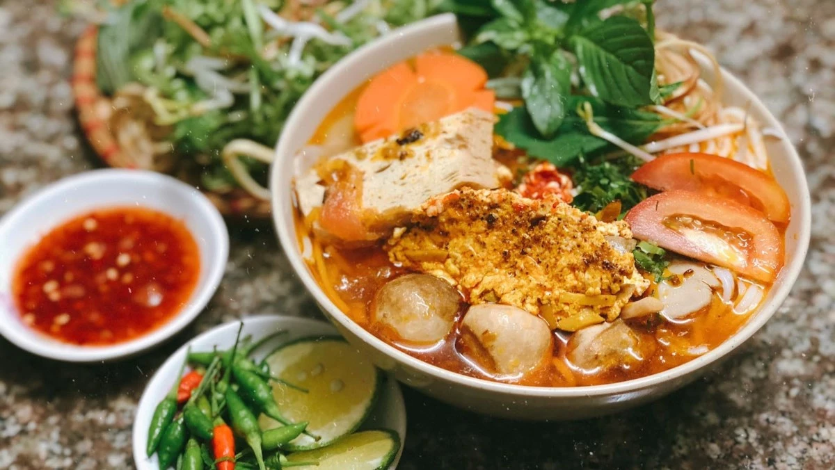 Tô bún riêu chay thơm ngon hấp dẫn với đậu hũ, cà chua, rau sống