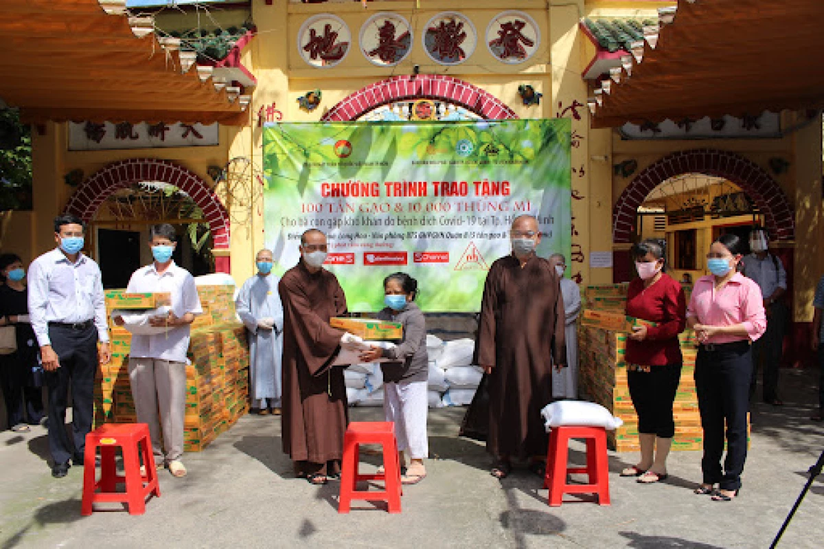 Cầu Tài Bố Thí Trì Giới: Hình ảnh minh họa một người đang bố thí cho người nghèo và hình ảnh bàn tay chắp lại thể hiện sự trì giới.