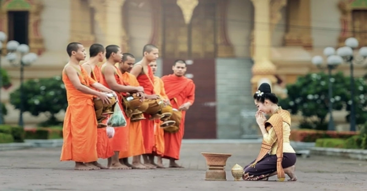 Phật tử mặc làn váy trang nghiêm trên Phật đàn