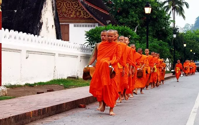 Phật giáo Nam truyền dùng kinh điển thuộc văn hệ Pali, lấy nước Tích Lan làm trung tâm và bao gồm các nước như Miến Điện, Thái Lan, Lào, Campuchia, thường được gọi là Phật giáo Tiểu thừa.