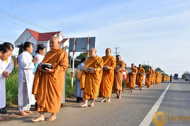 Các vị phật tử của Phật giáo Nam Tông đi khất thực vào buổi sáng