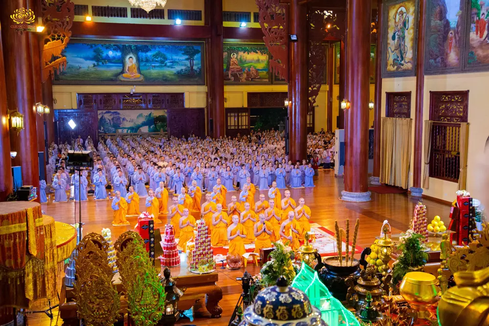 Các Phật tử tụng kinh sám hối tại nhà