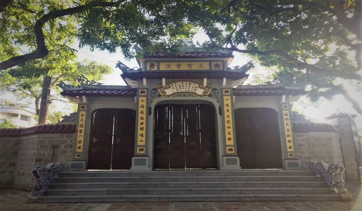 Mặt phía sau cổng chùa Ba La Mật