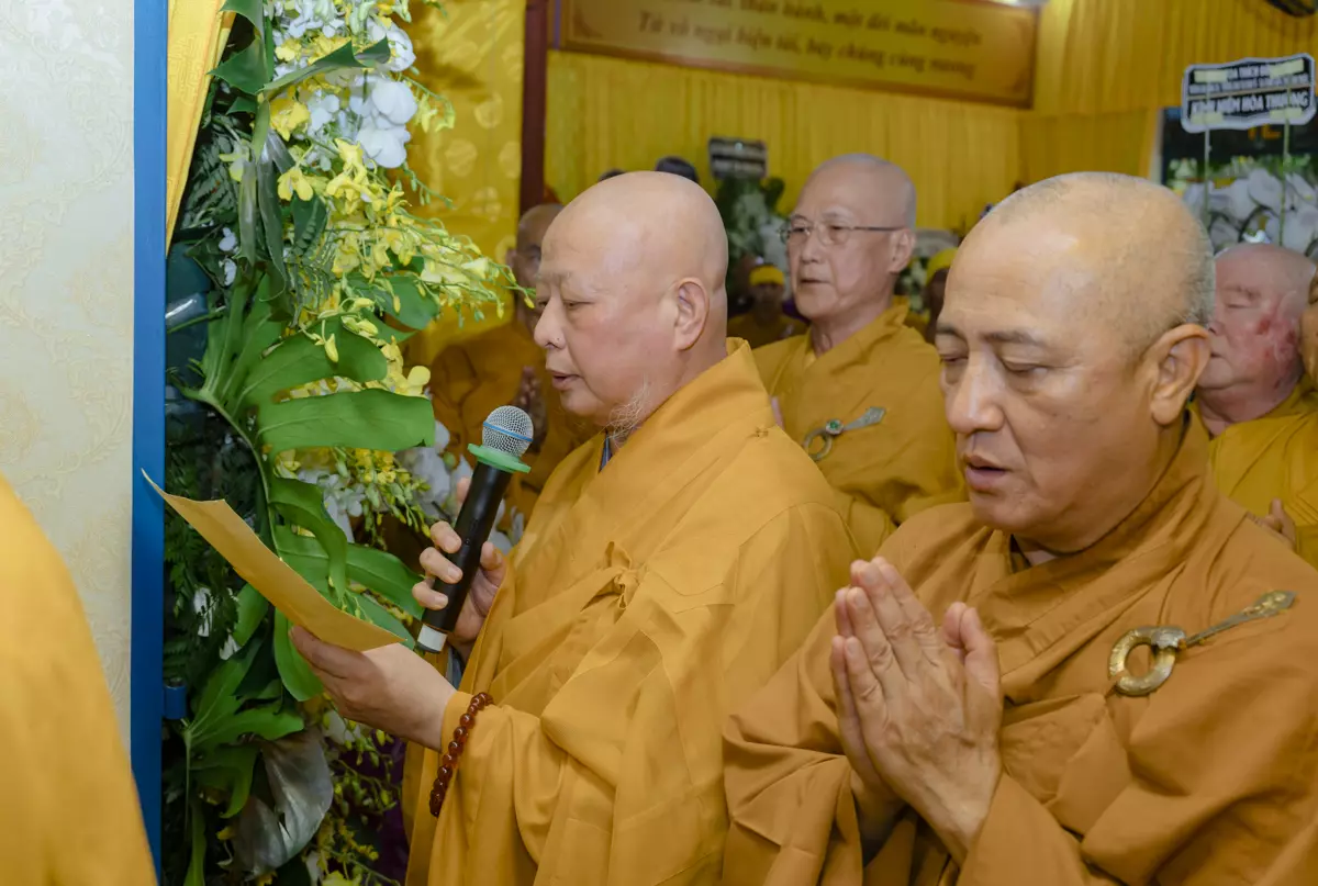 Hòa hượng Thích Lệ Trang, Trưởng Ban Nghi lễ Trung ương, xướng lễ tưởng niệm và truy tán công đức cố Trưởng lão Hòa thượng Thích Giác Quang