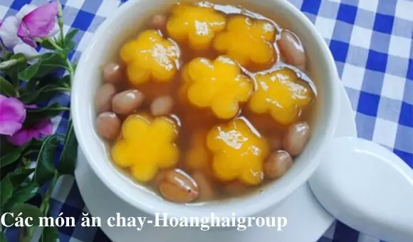 Canh bí đỏ đậu phộng - món chay thông thường