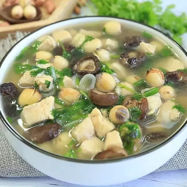 Canh nấm hạt sen.