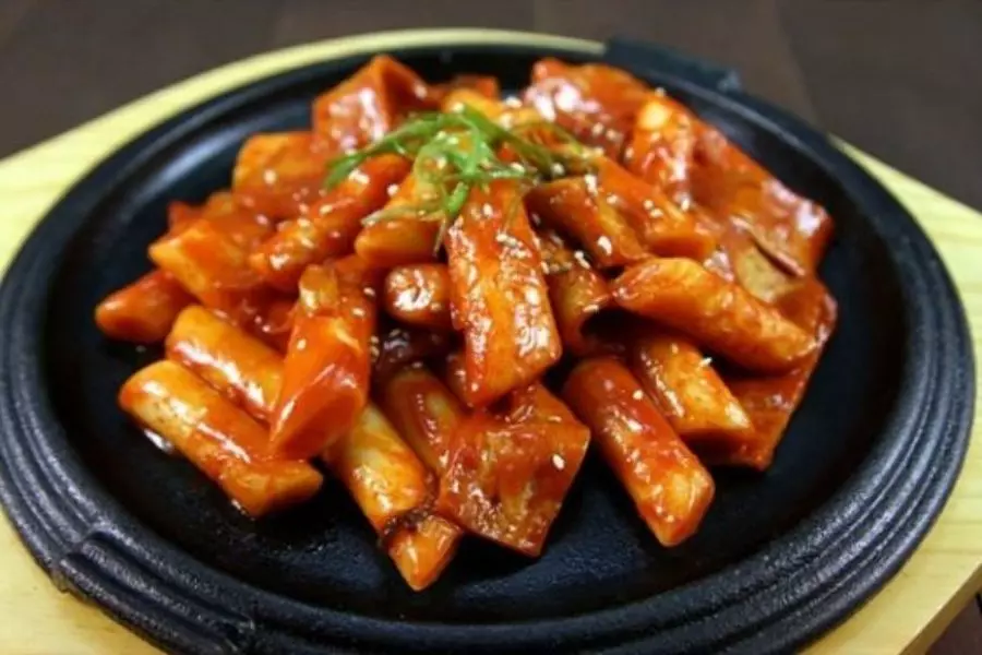 Bánh Tokbokki Hàn Quốc thơm ngon với vị cay vừa phải.