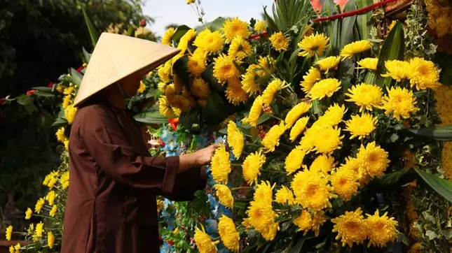 Các Tăng Ni cũng tất bật chỉnh sửa xe hoa