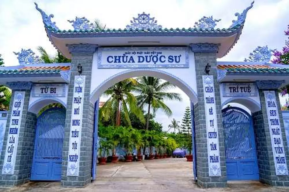 Cổng chùa Dược Sư ở Lâm Đồng