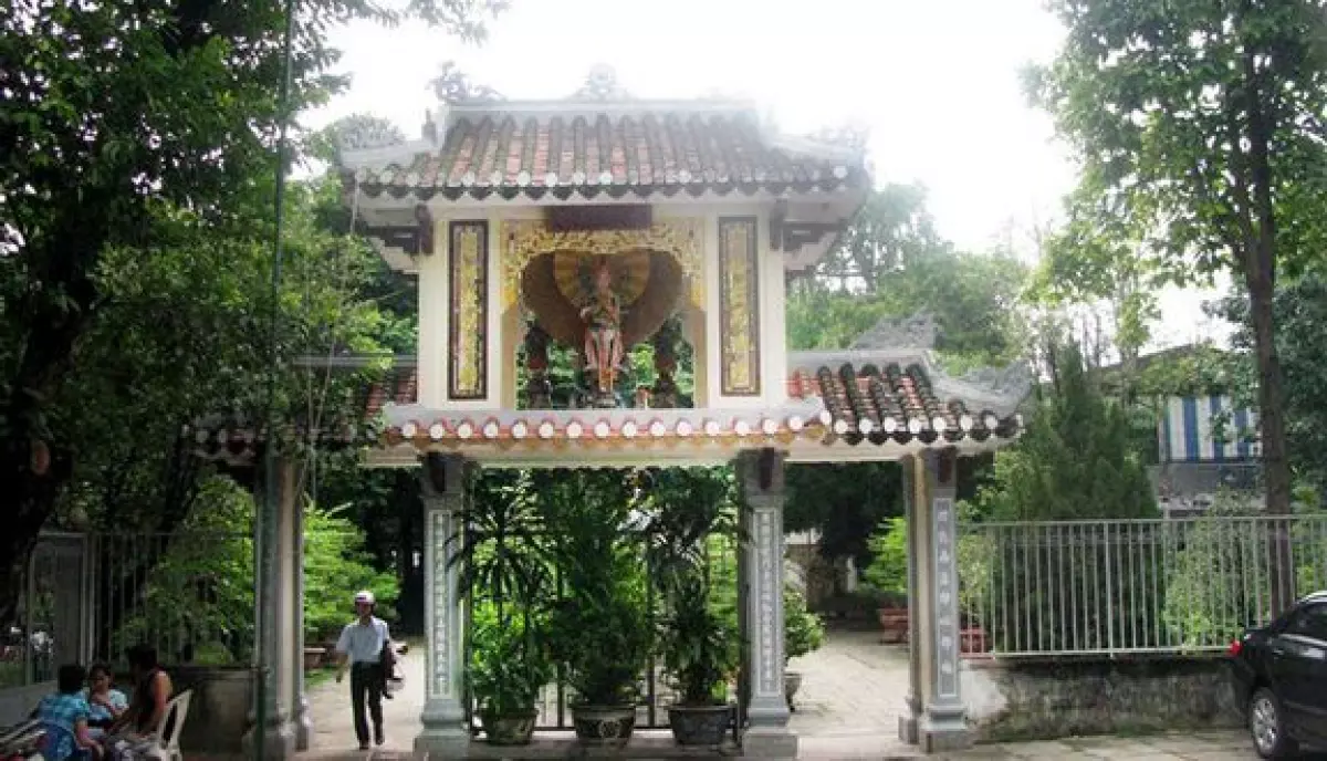 Cổng tam quan chùa Già Lam