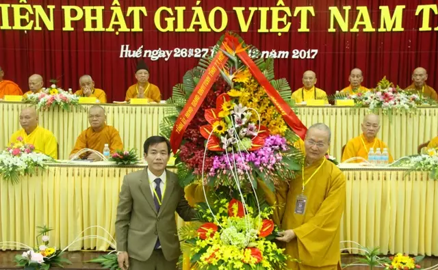 Phó Chủ tịch UBND tỉnh Nguyễn Văn Phương tặng hoa chúc mừng Học viện