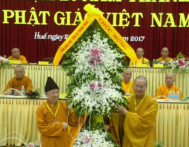Đại diện UBMTTQ Việt Nam tặng hoa chúc mừng Học viện