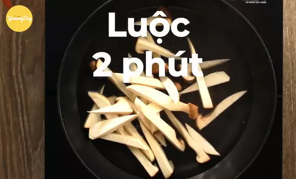 Luộc nấm khoảng 2 phút