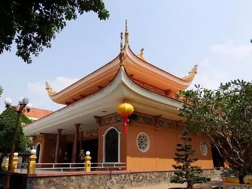 khuôn viên chùa hoằng pháp