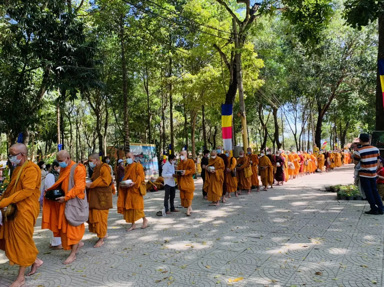 Chính giữa thờ đức Phật Thích Ca tọa thiền trên đài sen. Và hai bên là hai tượng đức Phật trì bình khất thực