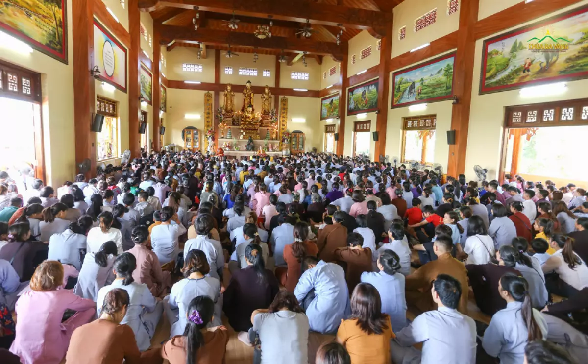 Đông đảo nhân dân, Phật tử về chùa Ba Vàng tham gia lễ quy y Tam Bảo