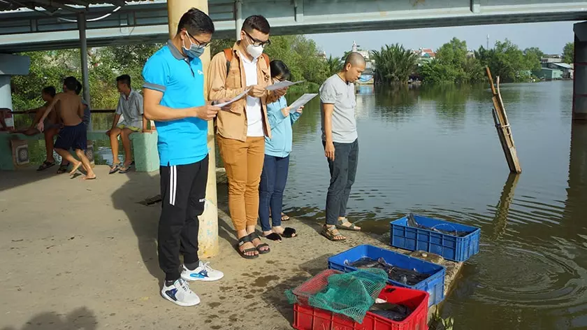 Gửi lòng thành ngang qua những lời cầu nguyện ước muốn, các thành viên tham gia buổi thả cá phóng sinh đều hướng tâm thành kính. Sau phần nghi thức đọc bài cúng phóng sinh, số cá phóng sinh được nhanh chóng đưa ra sông thả.