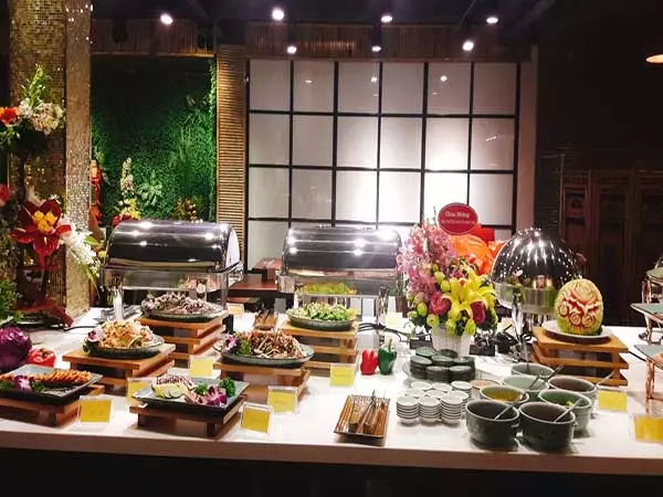 Không gian tại nhà hàng Buffet chay Hương Thiền