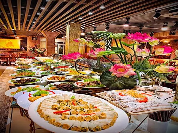 Không gian tại nhà hàng Buffet chay Hương Thiền