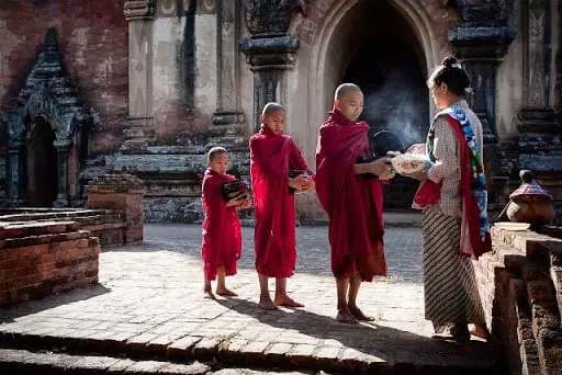 Tìm đâu thấy sự phân chia riêng biệt giữa người này và kẻ khác. Làm gì có sự tranh đấu giữa giai cấp này với giai cấp nọ. Tất cả đồng ưu, cộng lạc.