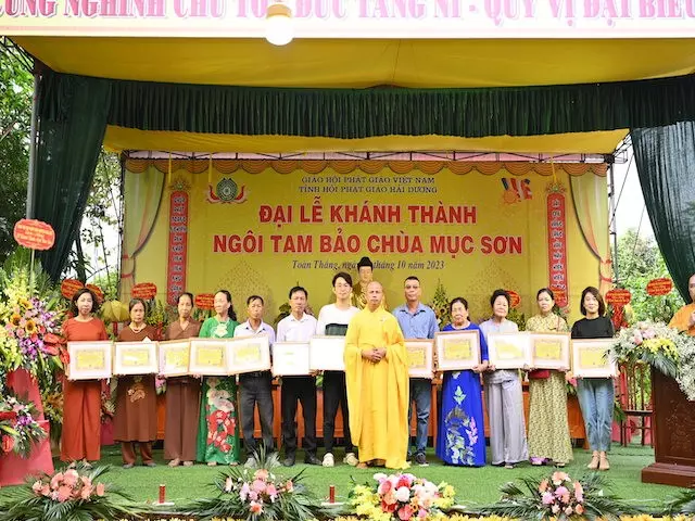 Trao Bằng công đức