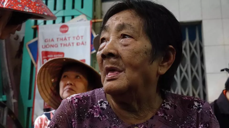 Trong ngày tiễn đưa sáng nay, MC Thanh Bạch, nghệ sĩ Hồng Tơ, diễn viên Phước Sang... cùng nhiều đồng nghiệp đến từ sớm để tiễn đưa nghệ sĩ Khánh Nam.