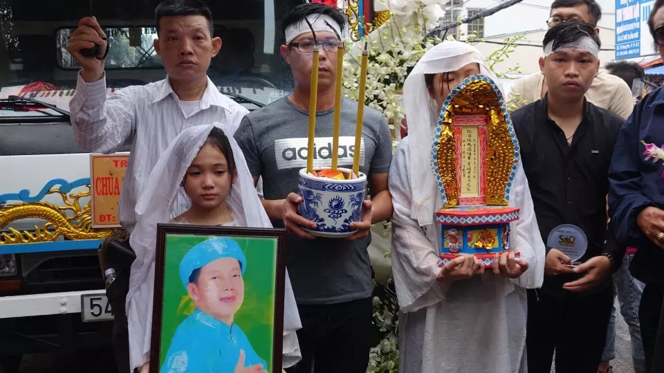 Bé Khánh Nhi khóc thương cha, sự đau lòng của cô khiến cho nhiều người chứng kiến không khỏi xúc động