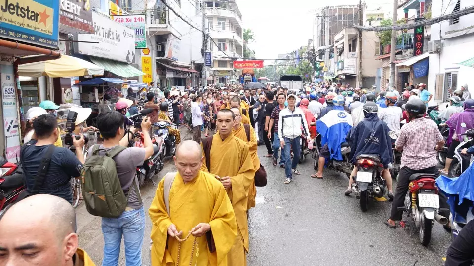 Con gái nghệ sĩ Khánh Nam nghẹn ngào trong giờ phút tiễn biệt cha