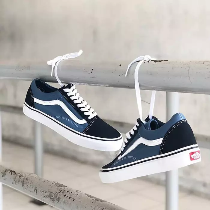 Bắt cận cảnh từng đường nét trong những mẫu giày Vans xanh Navy