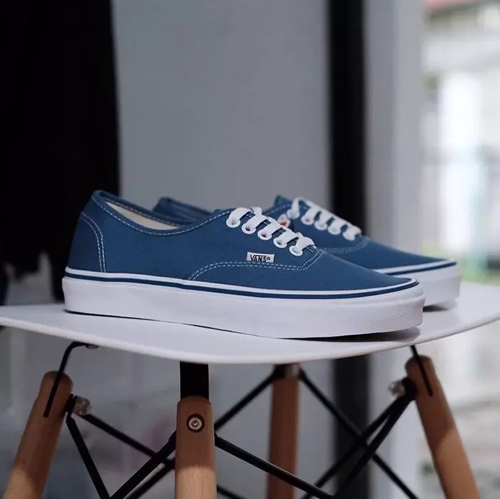 Bắt cận cảnh từng đường nét trong những mẫu giày Vans xanh Navy