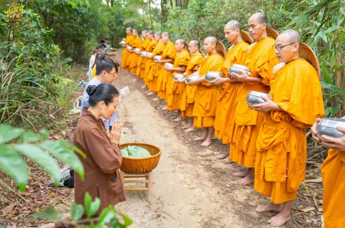 Người nhận cúng dường phải là Tăng đoàn tu tập phạm hạnh mới sinh ra phước báu lớn(ảnh chư Tăng chùa Ba Vàng chụp năm 2020)