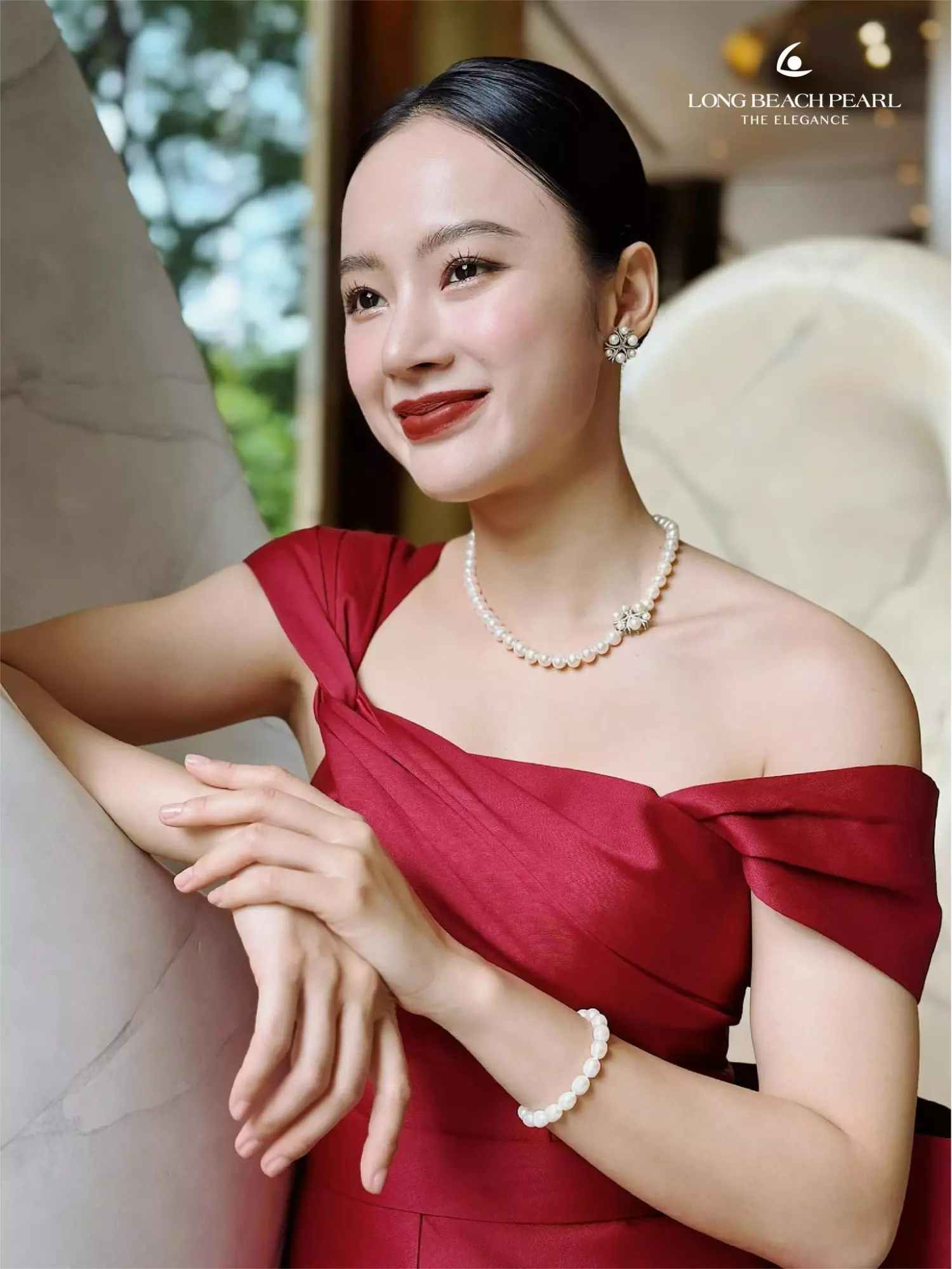 Angela Phương Trinh toát lên vẻ ngọc ngà khi diện lên cổ tay chiếc vòng ngọc trai quý phái