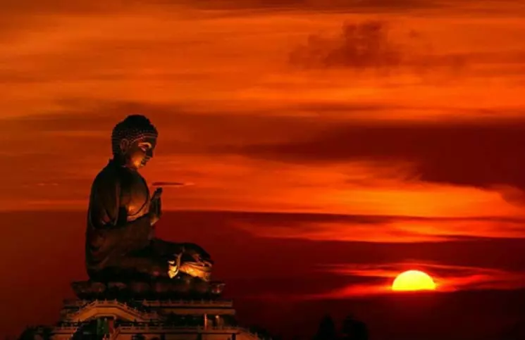 Phước đức là hữu lậu, xài hoài có ngày phải hết; còn công đức là vô lậu, xài hoài không bao giờ hết cho tới ngày thành Phật.