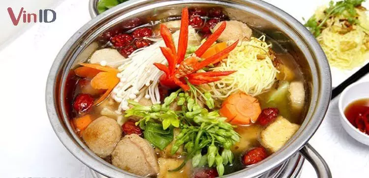 Công đoạn chắt lọc nước cốt me nấu nước lẩu