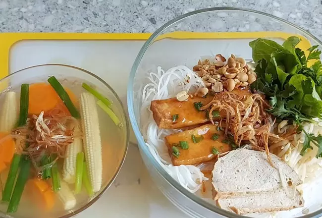 Hủ tiếu khô chay chả thành phẩm