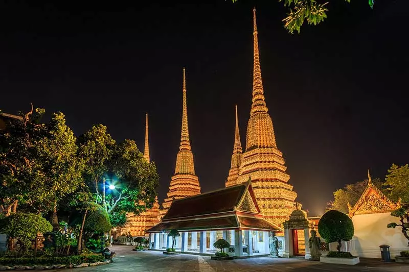 Chùa Wat Pho còn có hàng nghìn bức tượng lớn nhỏ khác