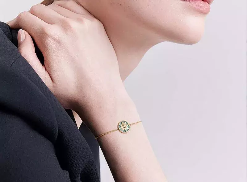 Vòng tay Dior Rose Vents Bracelet có thiết kế đơn giản nhưng rất sang trọng