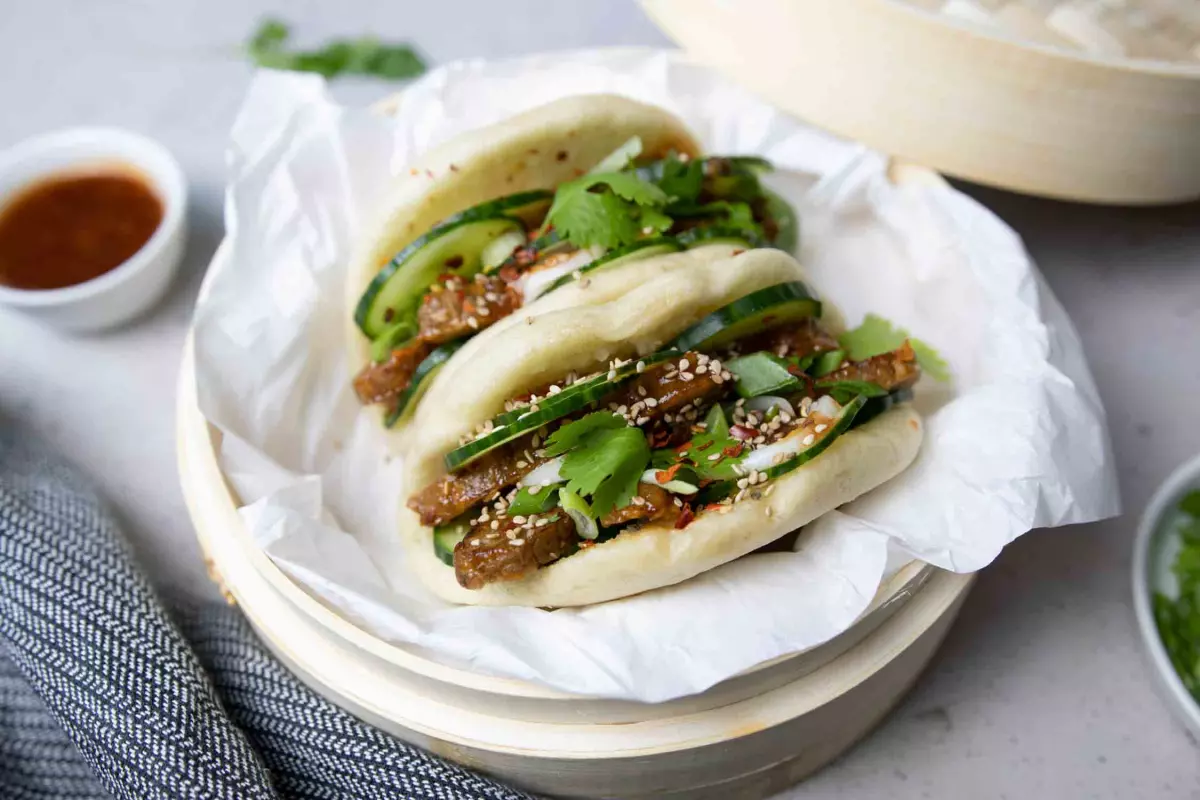 Vegane Bao Burger mit Seitan, Gurke und Koriander